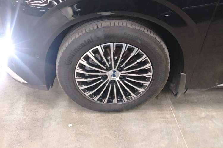 Used Denza D9 2022 DM-i 970 Four-Wheel Drive Flagship Model Left Front Wheel Hub