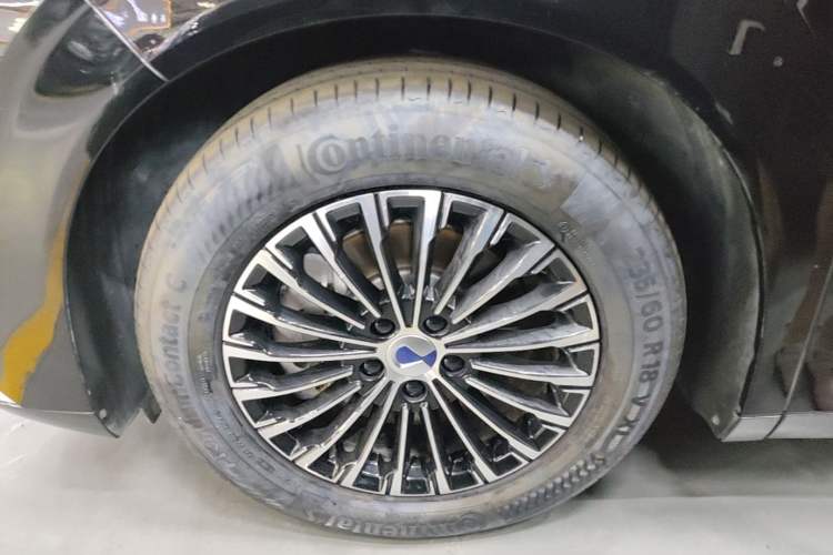 Used Denza D9 2022 DM-i 1040 Prestige Model Left Front Wheel Hub