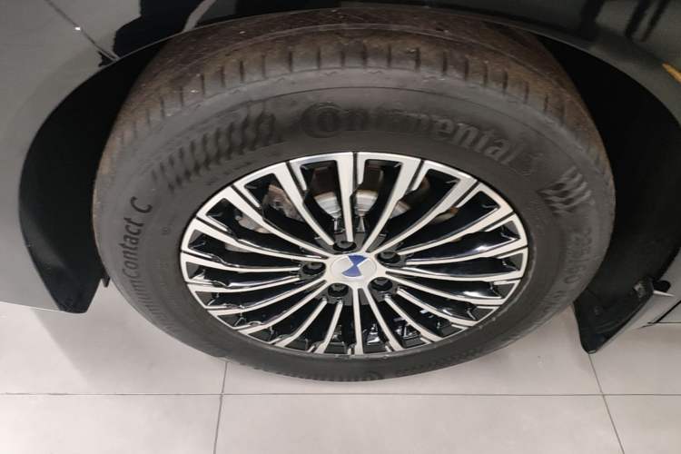 Used Denza D9 2022 DM-i 970 Four-Wheel Drive Flagship Model Left Front Wheel Hub