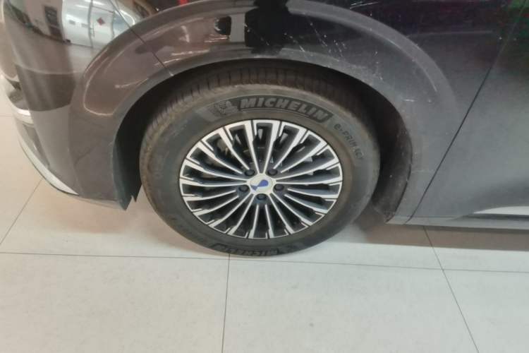 Used Denza D9 2022 DM-i 970 Four-Wheel Drive Prestige Model Left Front Wheel Hub