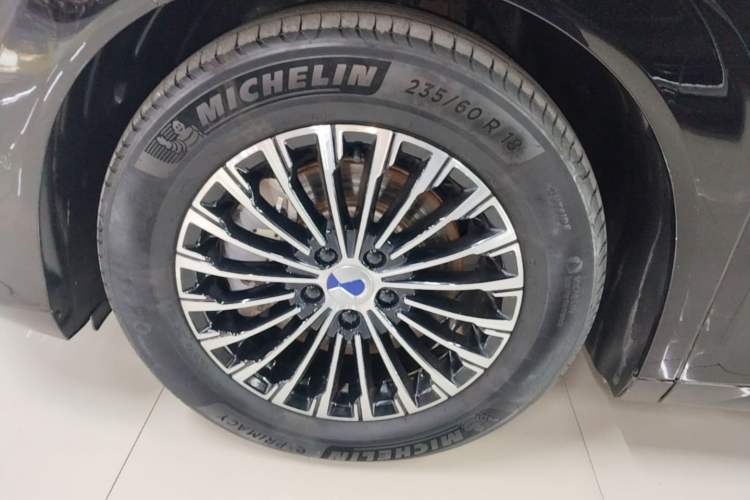 Used Denza D9 2022 DM-i 970 Four-Wheel Drive Flagship Model Left Front Wheel Hub
