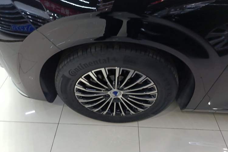 Used Denza D9 2022 DM-i 970 Four-Wheel Drive Flagship Model Left Front Wheel Hub