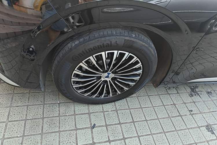 Used Denza D9 2022 DM-i 970 Four-Wheel Drive Flagship Model Left Front Wheel Hub