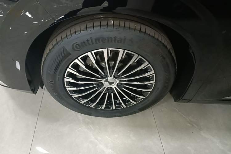 Used Denza D9 2022 DM-i 970 Four-Wheel Drive Flagship Model Left Front Wheel Hub