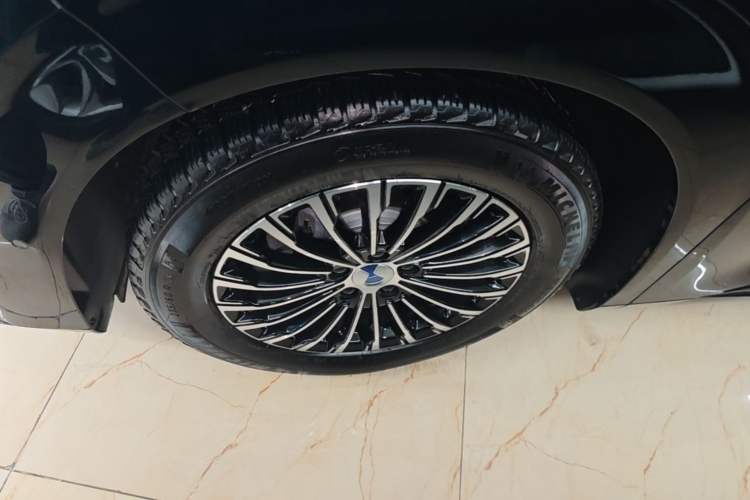 Used Denza D9 2022 DM-i 970 Four-Wheel Drive Flagship Model Left Front Wheel Hub