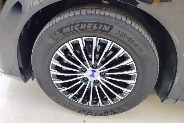 Used Denza D9 2022 DM-i 1040 Prestige Model Left Front Wheel Hub