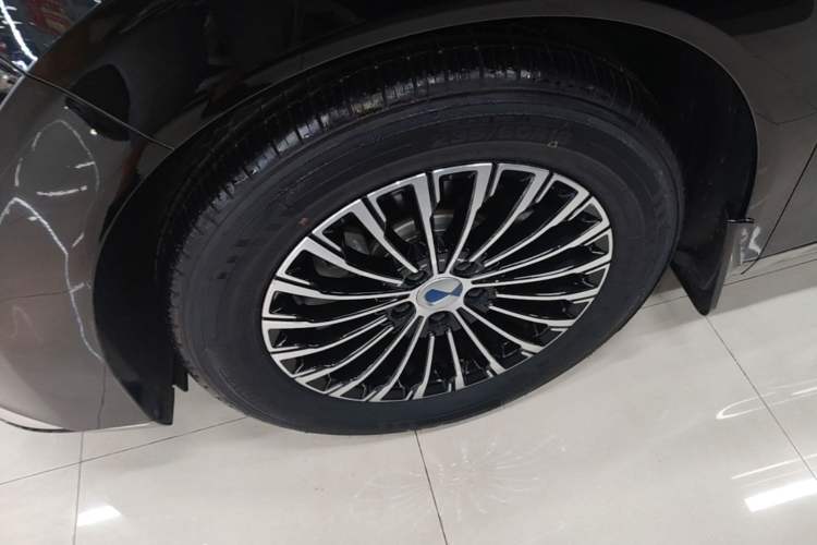 Used Denza D9 2022 DM-i 970 Four-Wheel Drive Prestige Model Left Front Wheel Hub