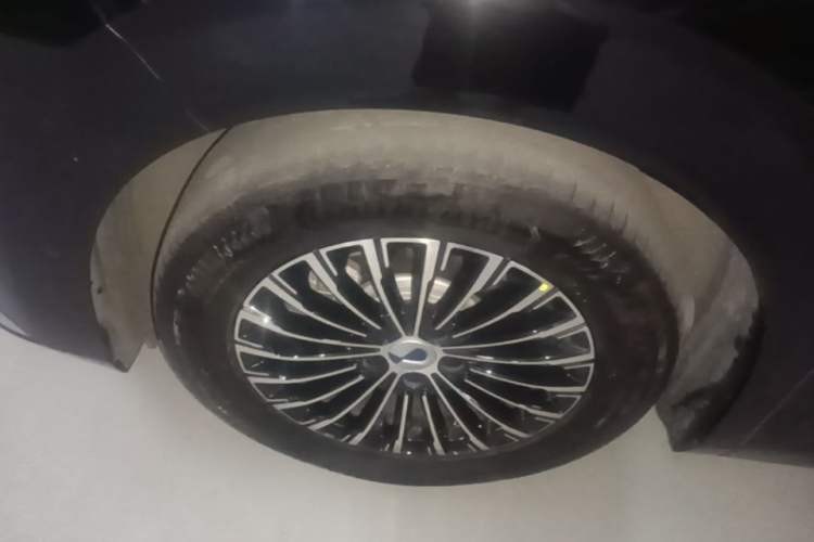 Used Denza D9 2022 DM-i 970 Four-Wheel Drive Flagship Model Left Front Wheel Hub