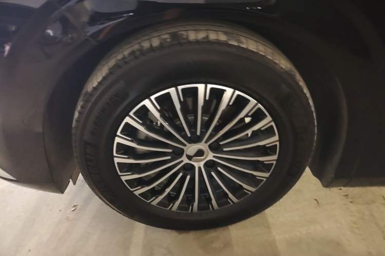 Used Denza D9 2022 EV 600 Four-Wheel Drive Flagship Model Left Front Wheel Hub