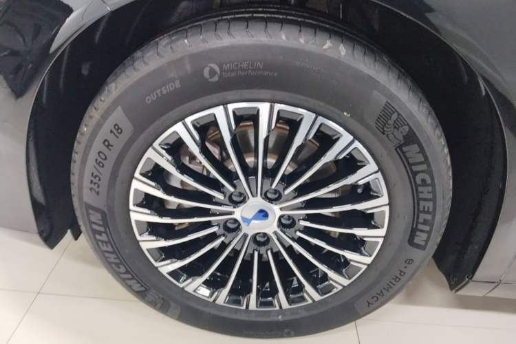 Used Denza D9 2022 DM-i 970 Four-Wheel Drive Prestige Model Left Front Wheel Hub
