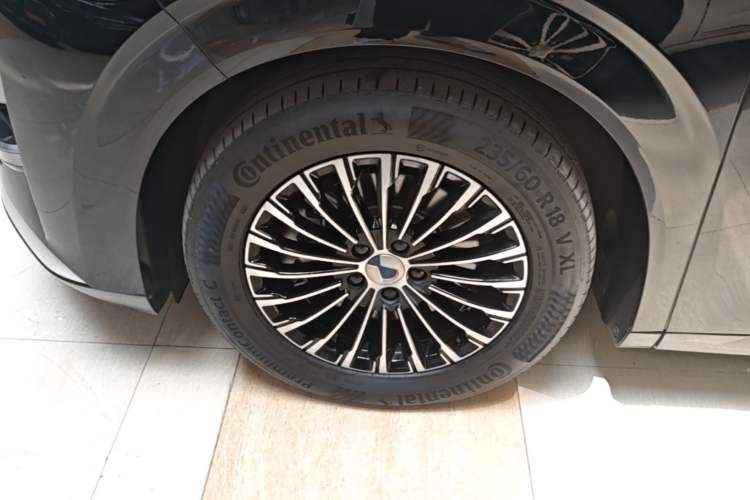 Used Denza D9 2022 DM-i 1040 Prestige Model Left Front Wheel Hub
