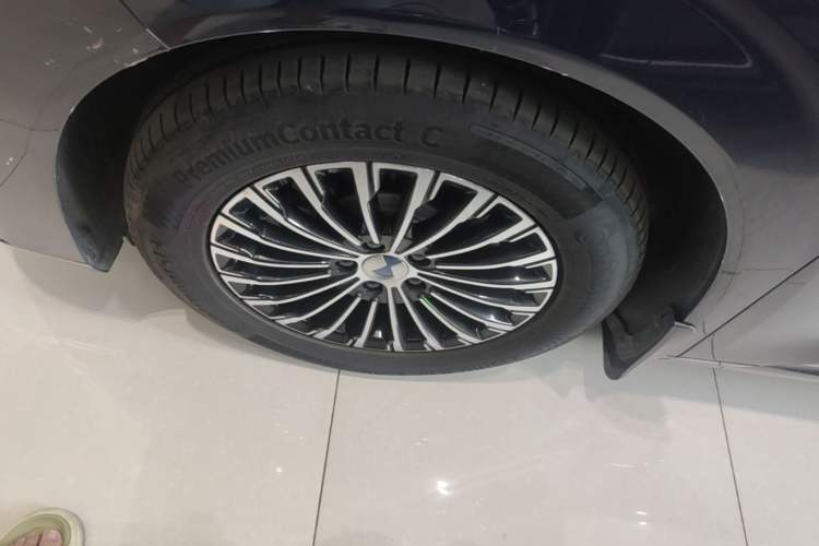 Used Denza D9 2022 DM-i 970 Four-Wheel Drive Prestige Model Left Front Wheel Hub