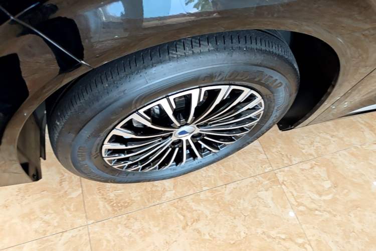 Used Denza D9 2022 DM-i 1040 Prestige Model Left Front Wheel Hub