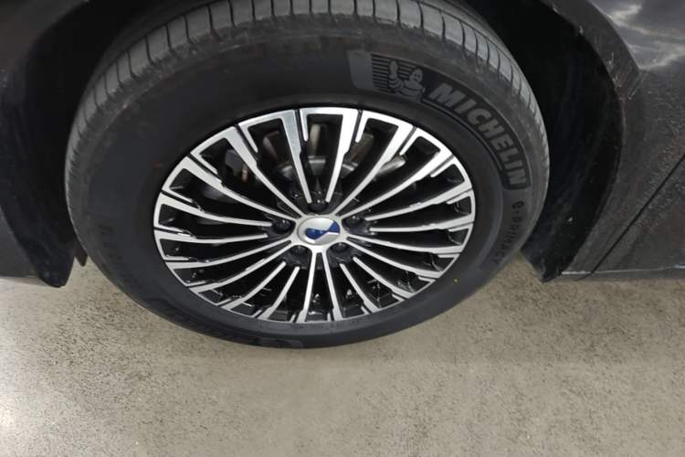 Used Denza D9 2022 DM-i 970 Four-Wheel Drive Flagship Model Left Front Wheel Hub
