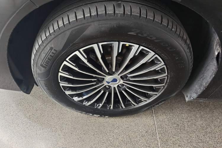 Used Denza D9 2022 DM-i 970 Four-Wheel Drive Flagship Model Left Front Wheel Hub