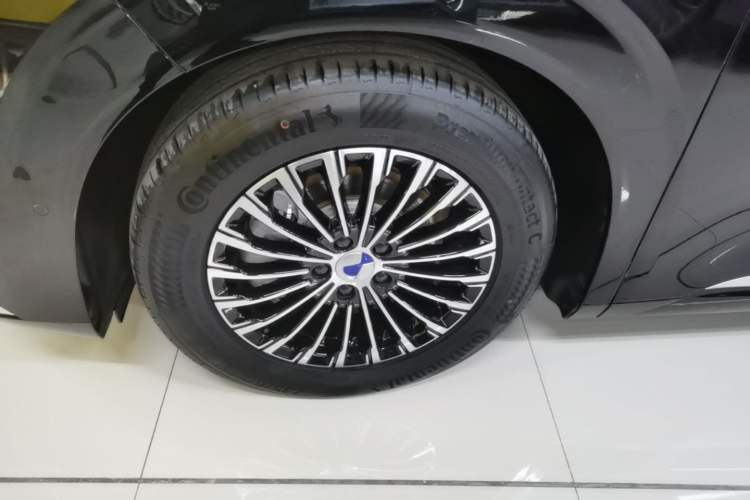 Used Denza D9 2022 DM-i 970 Four-Wheel Drive Flagship Model Left Front Wheel Hub