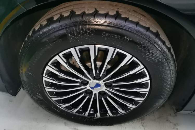 Used Denza D9 2022 DM-i 970 Four-Wheel Drive Flagship Model Left Front Wheel Hub