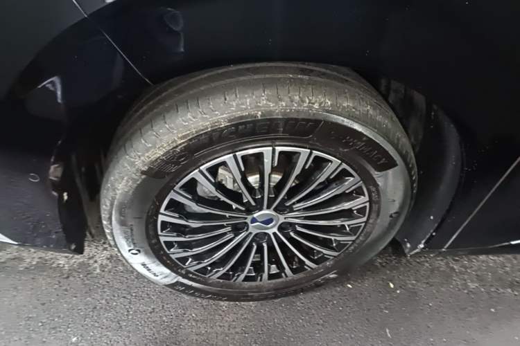 Used Denza D9 2022 EV 600 Four-Wheel Drive Flagship Model Left Front Wheel Hub