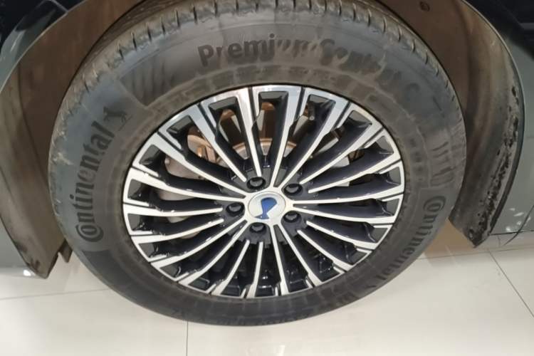 Used Denza D9 2022 DM-i 970 Four-Wheel Drive Flagship Model Left Front Wheel Hub