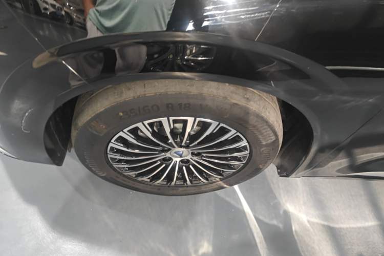 Used Denza D9 2022 DM-i 970 Four-Wheel Drive Flagship Model Left Front Wheel Hub