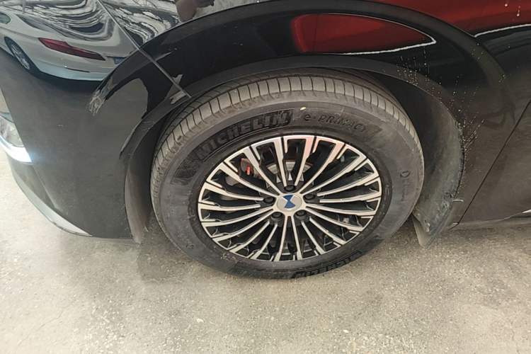 Used Denza D9 2022 DM-i 970 Four-Wheel Drive Prestige Model Left Front Wheel Hub