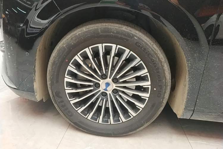 Used Denza D9 2022 DM-i 970 Four-Wheel Drive Flagship Model Left Front Wheel Hub