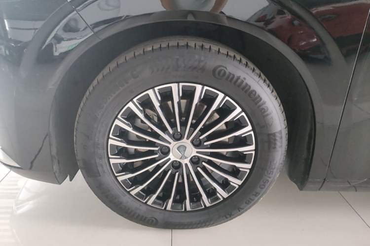 Used Denza D9 2022 DM-i 970 Four-Wheel Drive Prestige Model Left Front Wheel Hub