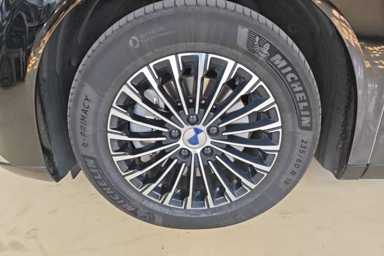 Used Denza D9 2022 DM-i 1040 Prestige Model Left Front Wheel Hub