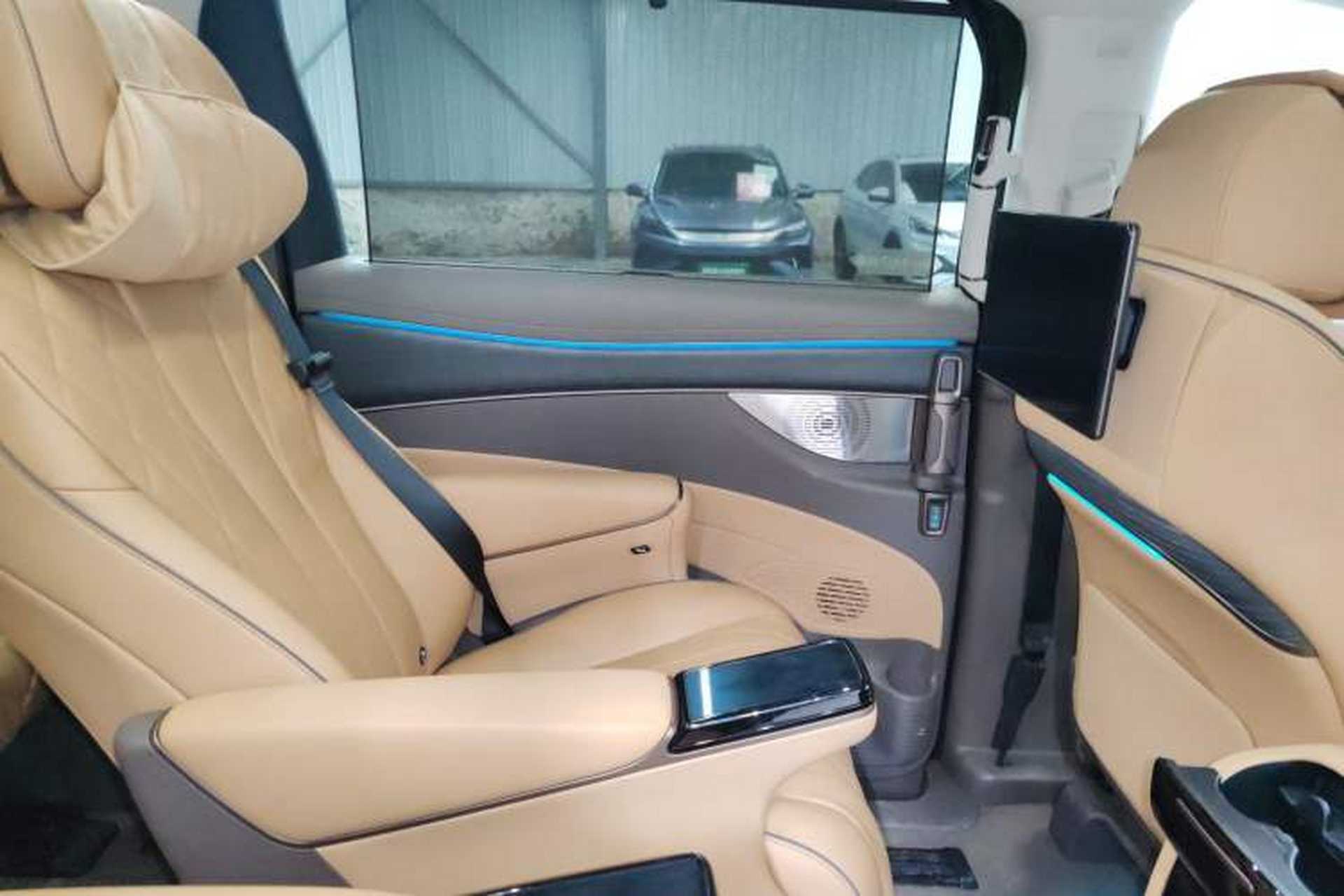 Used Denza D9 2022 EV 600 Four-Wheel Drive Flagship Model Left Rear Door Interior
