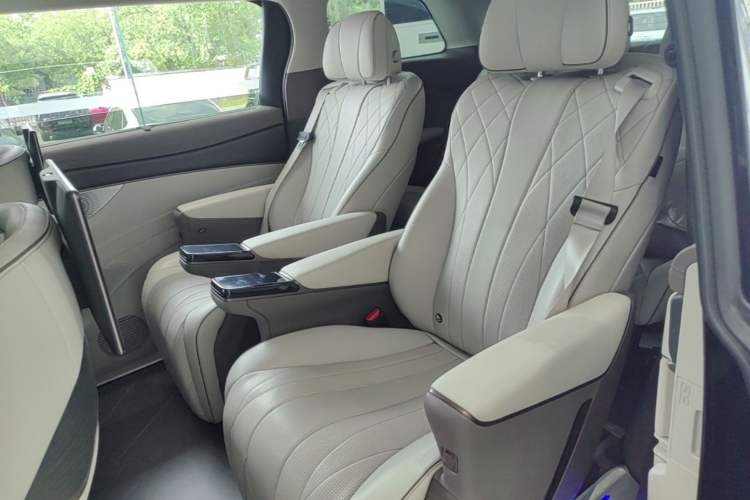 Used Denza D9 2022 DM-i 970 Four-Wheel Drive Flagship Model Left Rear Seat