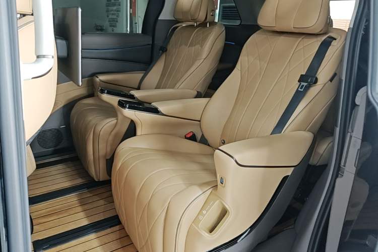 Used Denza D9 2022 DM-i 970 Four-Wheel Drive Flagship Model Left Rear Seat