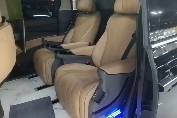 Used Denza D9 2022 DM-i 970 Four-Wheel Drive Flagship Model Left Rear Seat