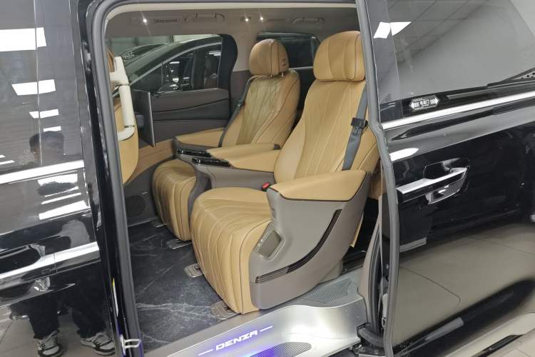 Used Denza D9 2022 DM-i 970 Four-Wheel Drive Prestige Model Left Rear Seat