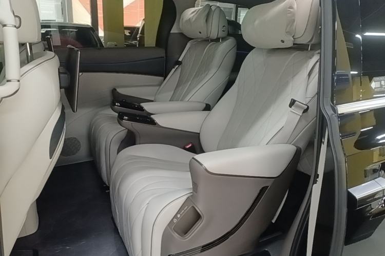 Used Denza D9 2022 DM-i 970 Four-Wheel Drive Flagship Model Left Rear Seat