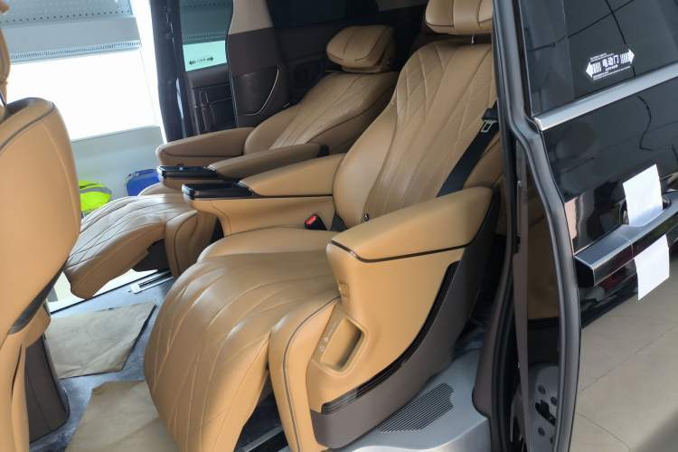 Used Denza D9 2022 DM-i 1040 Prestige Model Left Rear Seat