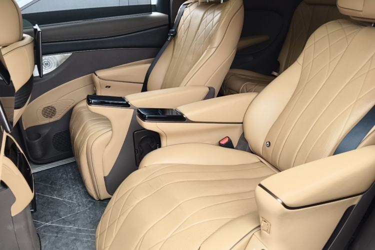 Used Denza D9 2022 DM-i 970 Four-Wheel Drive Prestige Model Left Rear Seat