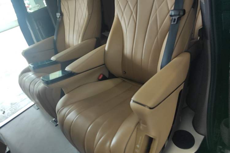 Used Denza D9 2022 DM-i 970 Four-Wheel Drive Flagship Model Left Rear Seat