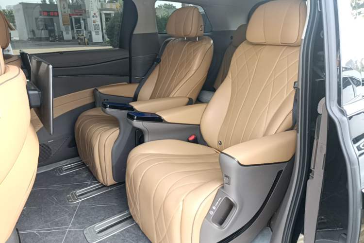 Used Denza D9 2022 DM-i 970 Four-Wheel Drive Prestige Model Left Rear Seat