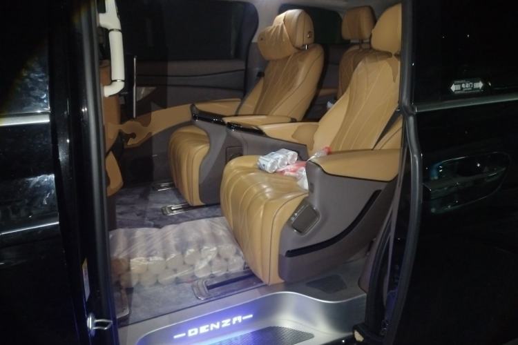 Used Denza D9 2022 DM-i 970 Four-Wheel Drive Prestige Model Left Rear Seat