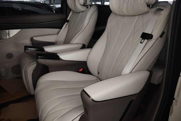 Used Denza D9 2022 DM-i 970 Four-Wheel Drive Flagship Model Left Rear Seat