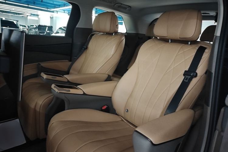 Used Denza D9 2022 DM-i 970 Four-Wheel Drive Prestige Model Left Rear Seat