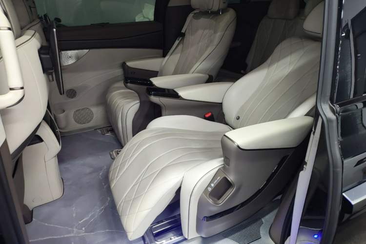 Used Denza D9 2022 DM-i 970 Four-Wheel Drive Prestige Model Left Rear Seat