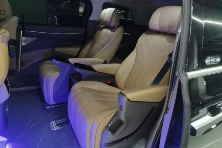 Used Denza D9 2022 DM-i 970 Four-Wheel Drive Flagship Model Left Rear Seat