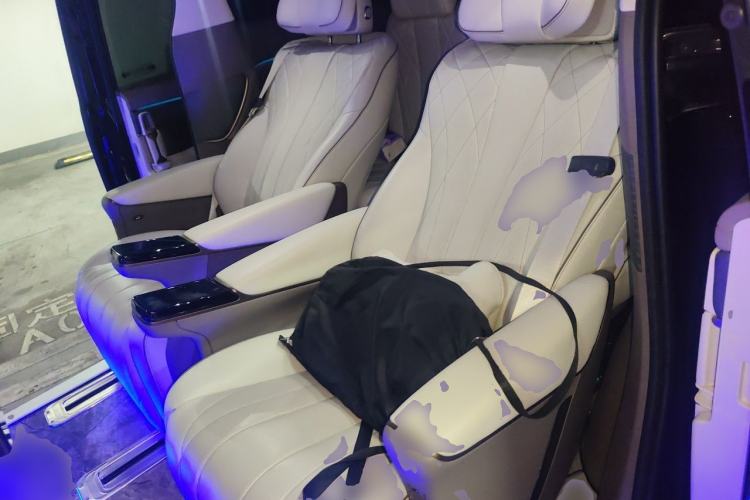 Used Denza D9 2022 DM-i 970 Four-Wheel Drive Flagship Model Left Rear Seat