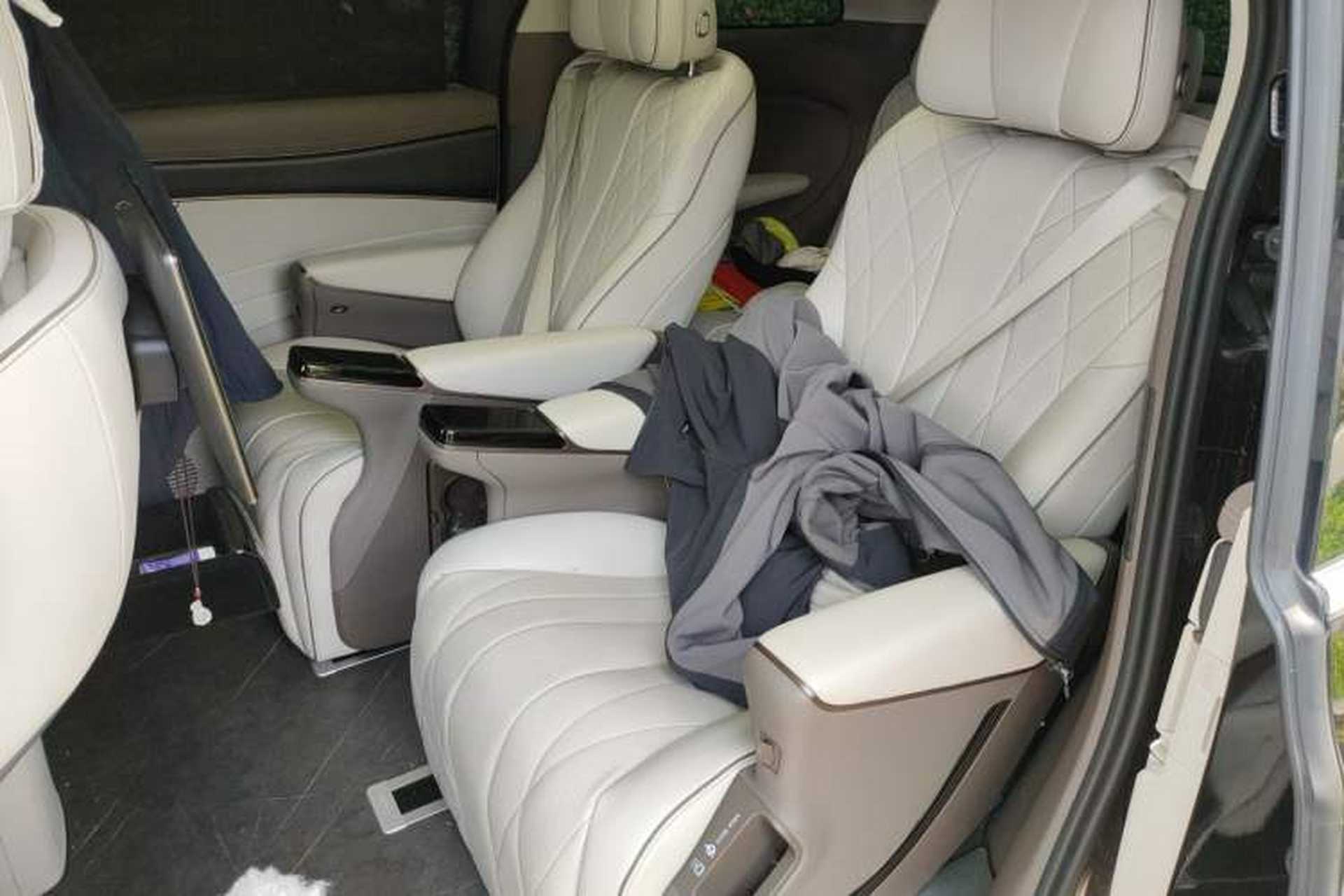 Used Denza D9 2022 DM-i 970 Four-Wheel Drive Flagship Model Left Rear Seat