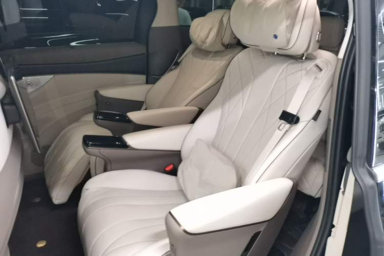Used Denza D9 2022 DM-i 970 Four-Wheel Drive Prestige Model Left Rear Seat