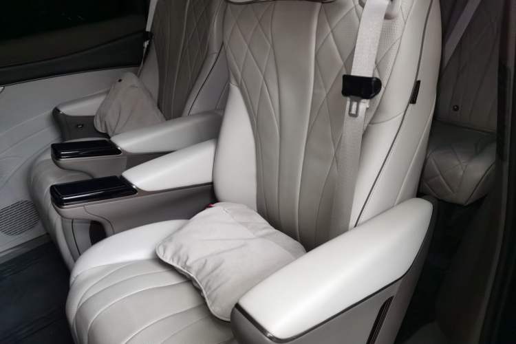 Used Denza D9 2022 DM-i 970 Four-Wheel Drive Prestige Model Left Rear Seat