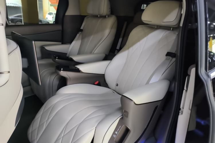 Used Denza D9 2022 DM-i 970 Four-Wheel Drive Prestige Model Left Rear Seat