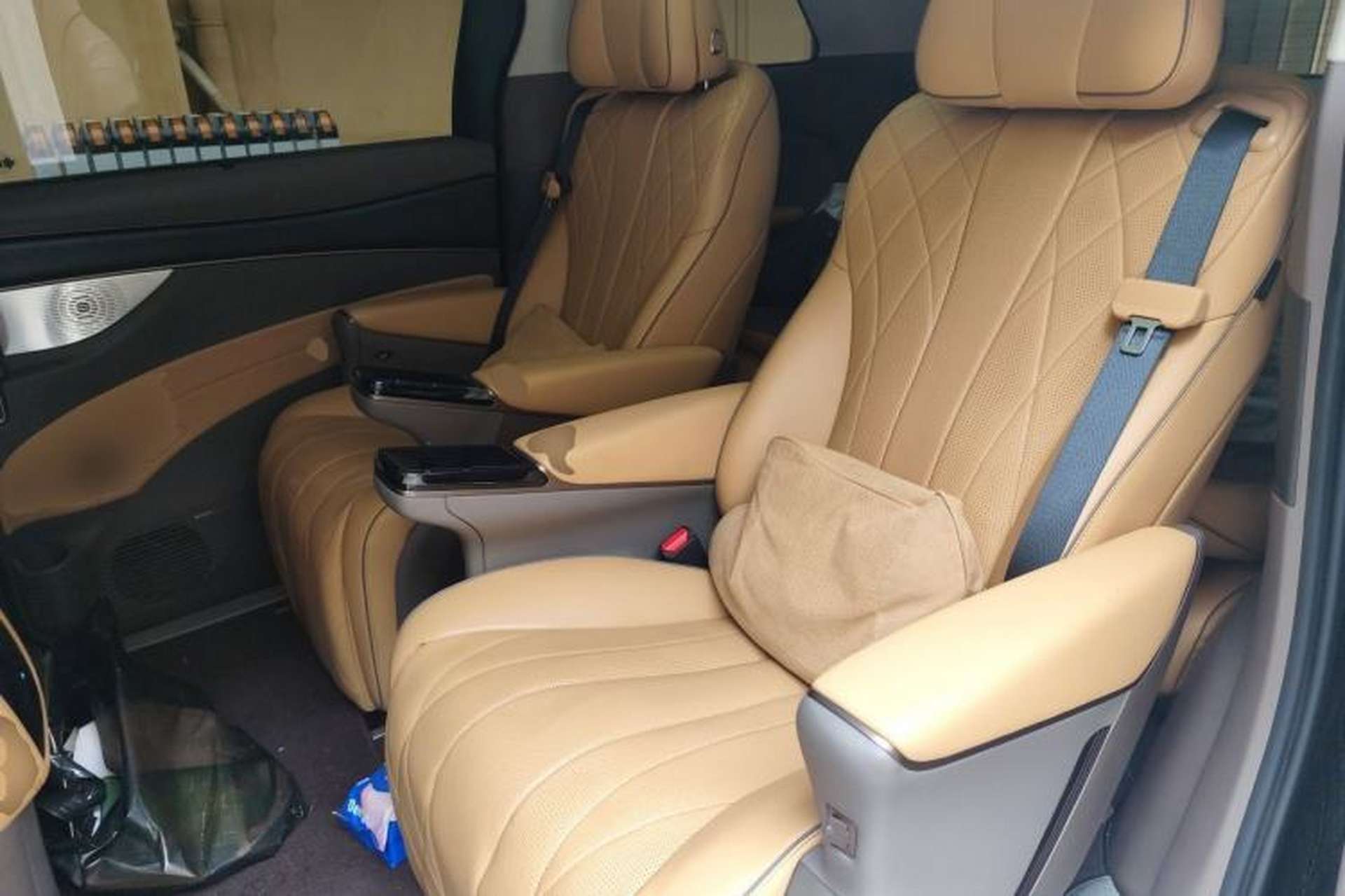 Used Denza D9 2022 DM-i 970 Four-Wheel Drive Flagship Model Left Rear Seat