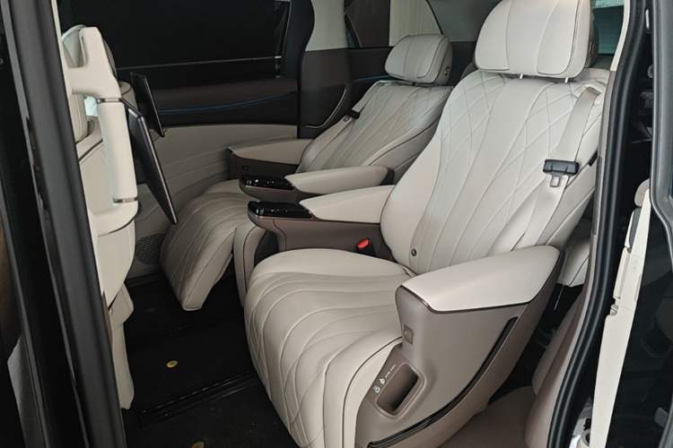 Used Denza D9 2022 DM-i 970 Four-Wheel Drive Flagship Model Left Rear Seat